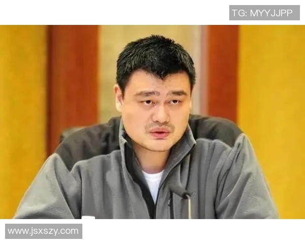 姚明谦让走路展现大度风范引发社会对谦逊与礼仪的深思 姚明谦让走路展现大度风范引发社会对谦逊与礼仪的深思