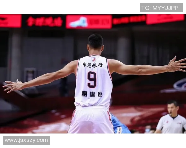 篮球明星大巴车盛大亮相引发球迷热议全新设计展现运动魅力与团队精神